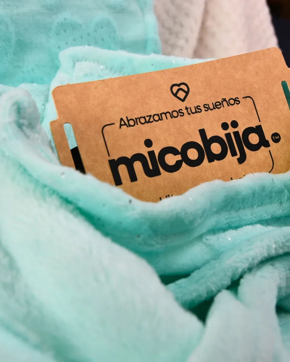 Detalle de la etiqueta Micobija sobre la cobija aguamarina.