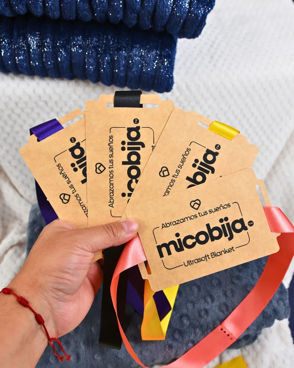 Etiquetas impresas de Micobija con cintas de colores, en la mano de Felipe.