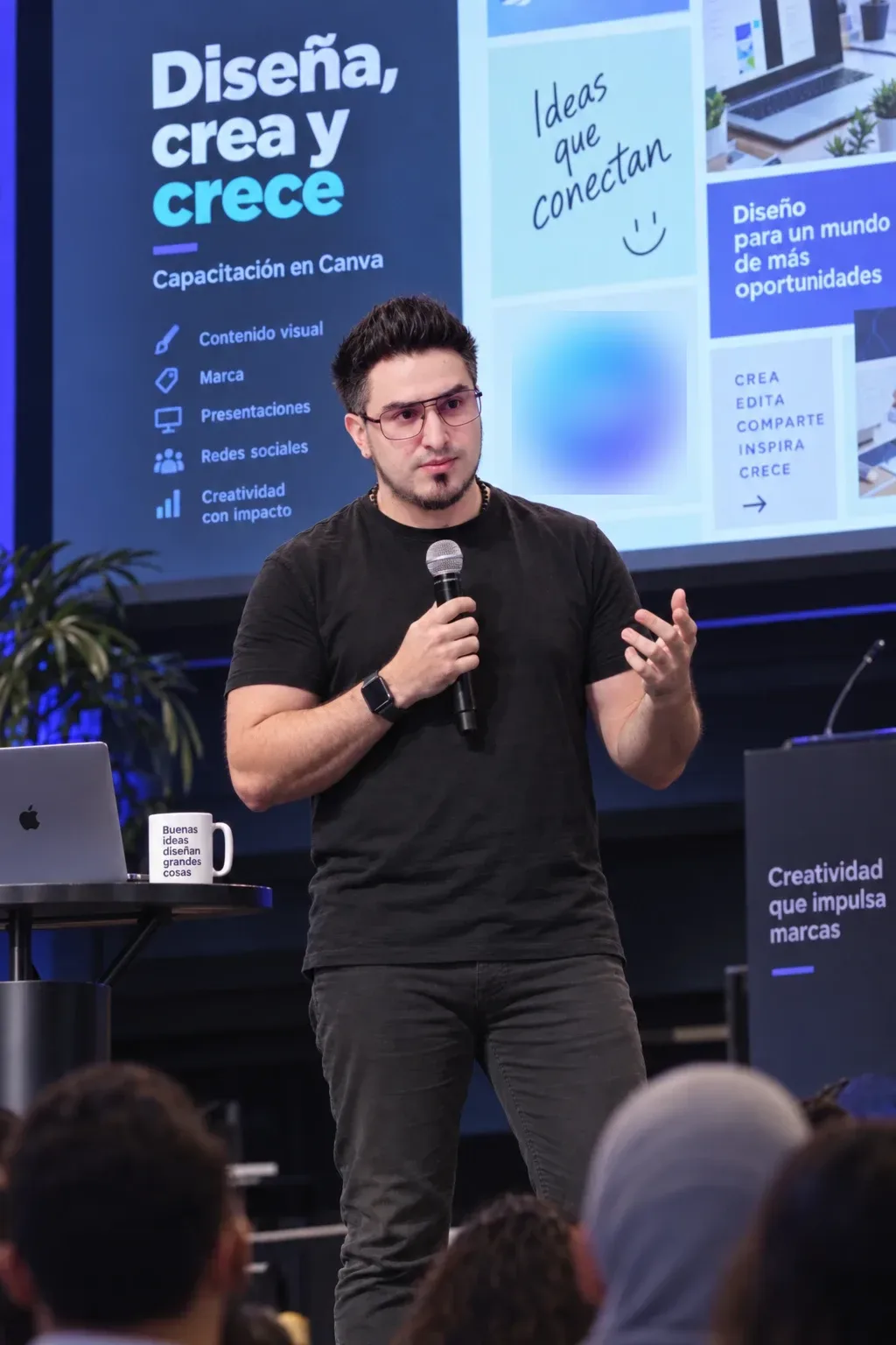 Luis Felipe Guarín González dando una capacitación de diseño